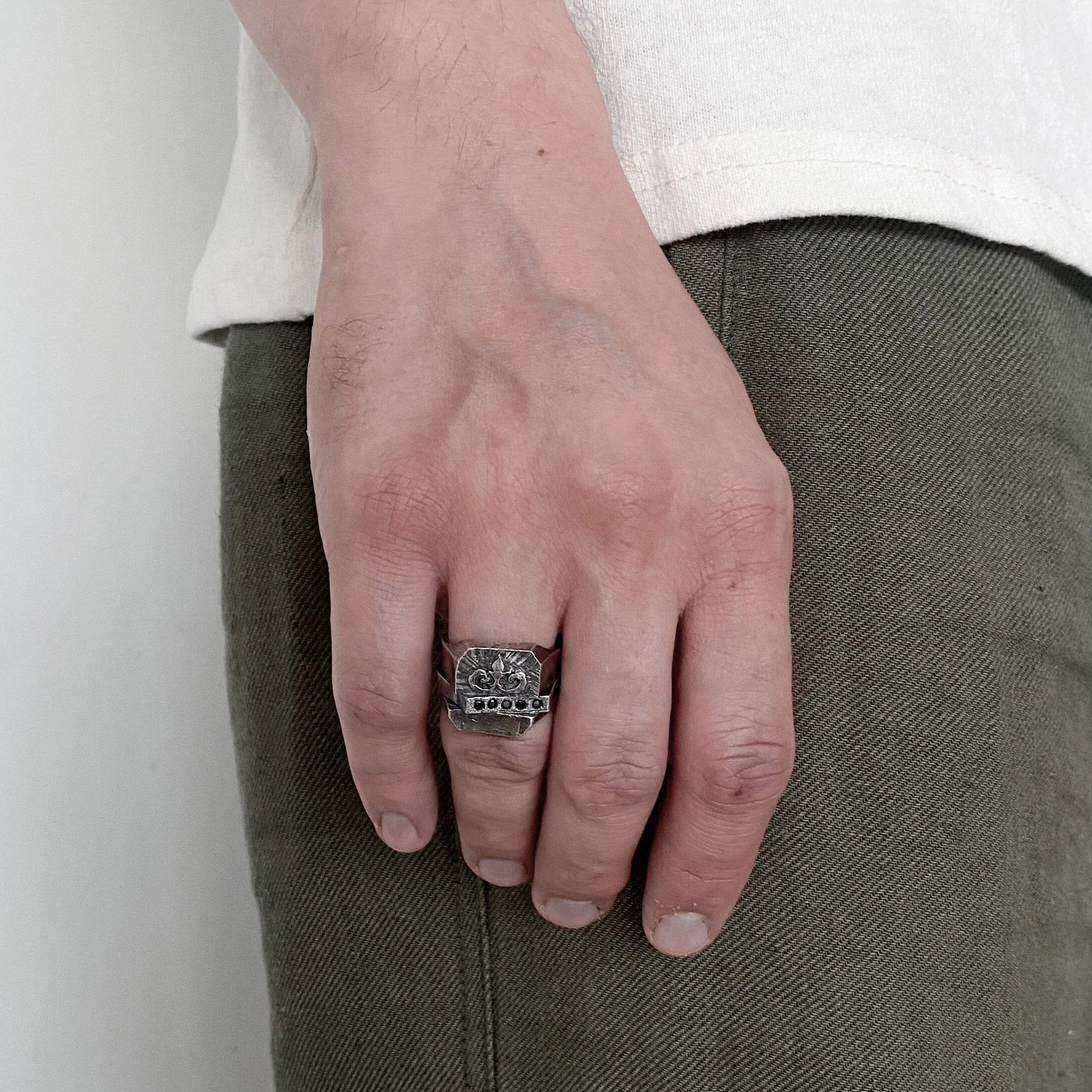 Babylon ring- textured square signet ring with five black diamonds