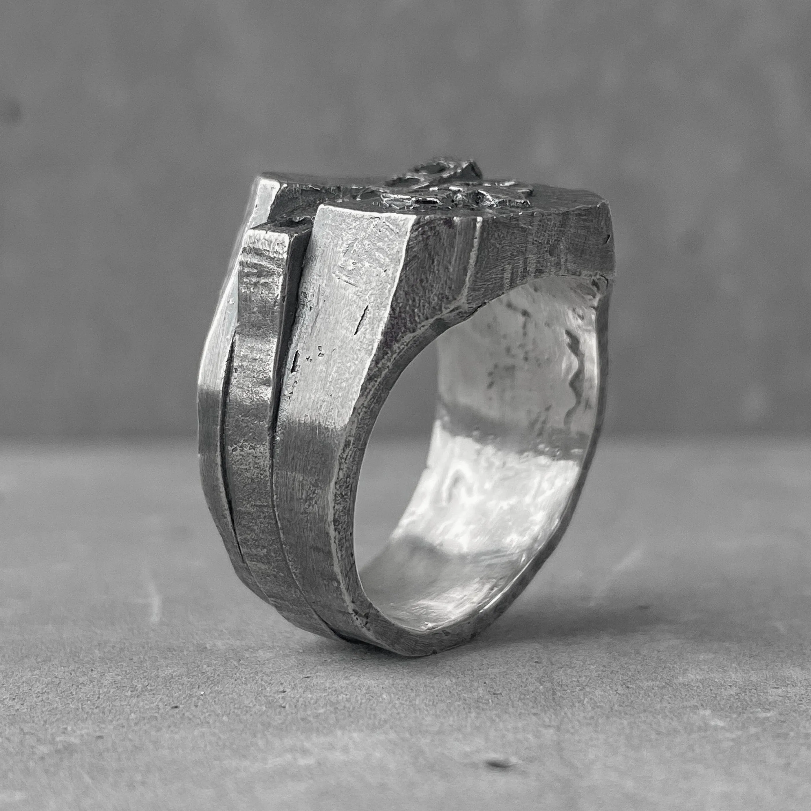 Babylon ring- textured square signet ring with five black diamonds