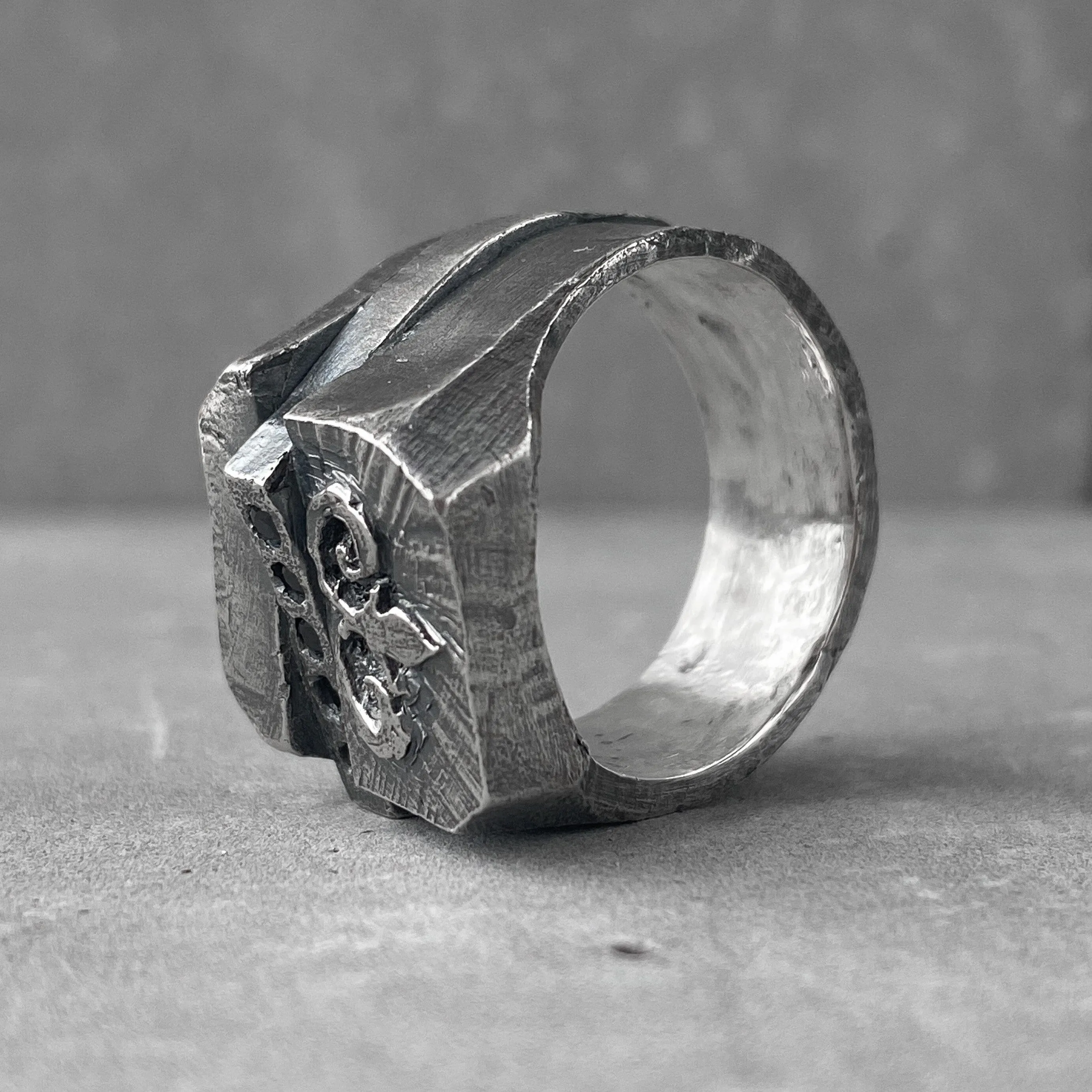 Babylon ring- textured square signet ring with five black diamonds