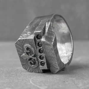 Babylon ring- textured square signet ring with five black diamonds