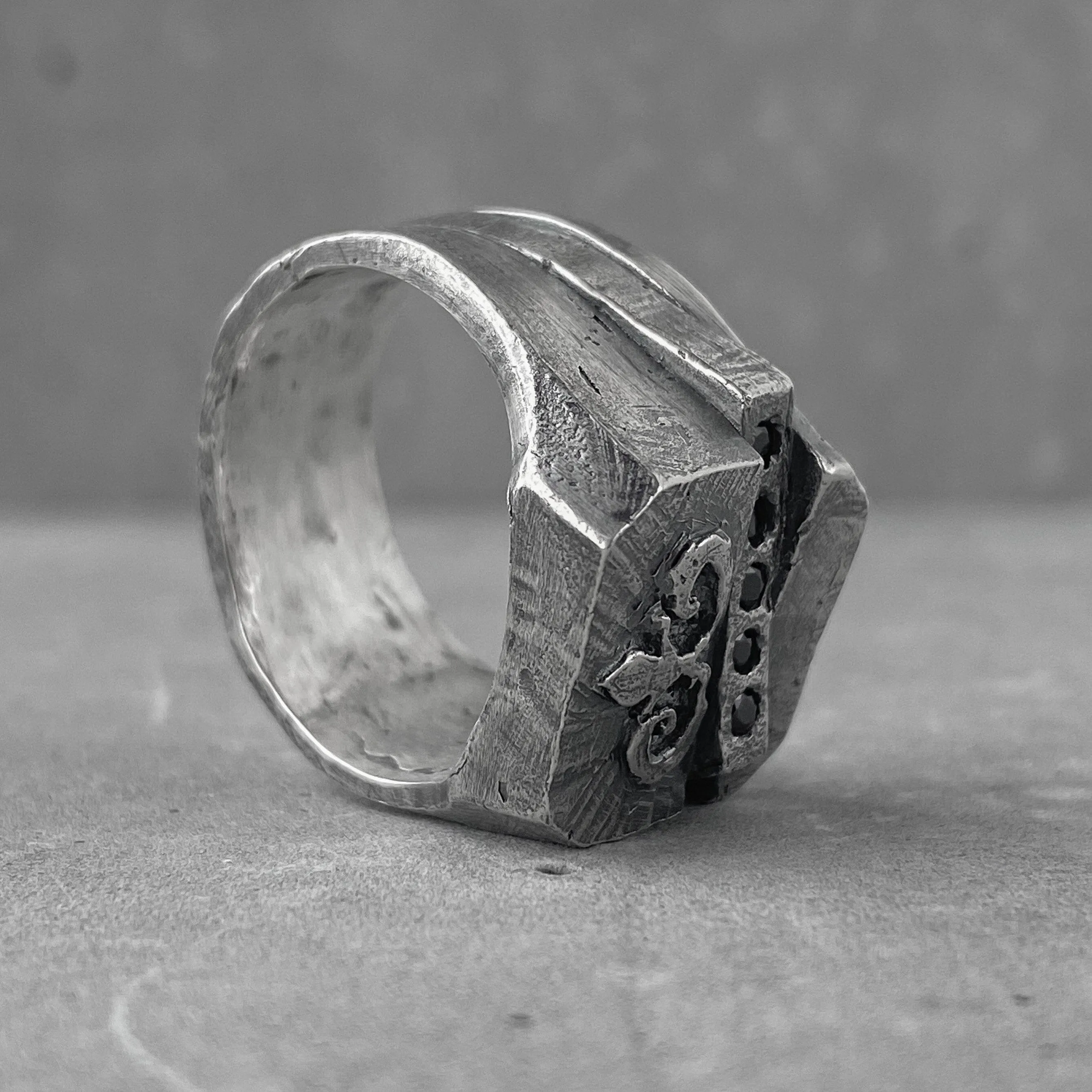 Babylon ring- textured square signet ring with five black diamonds